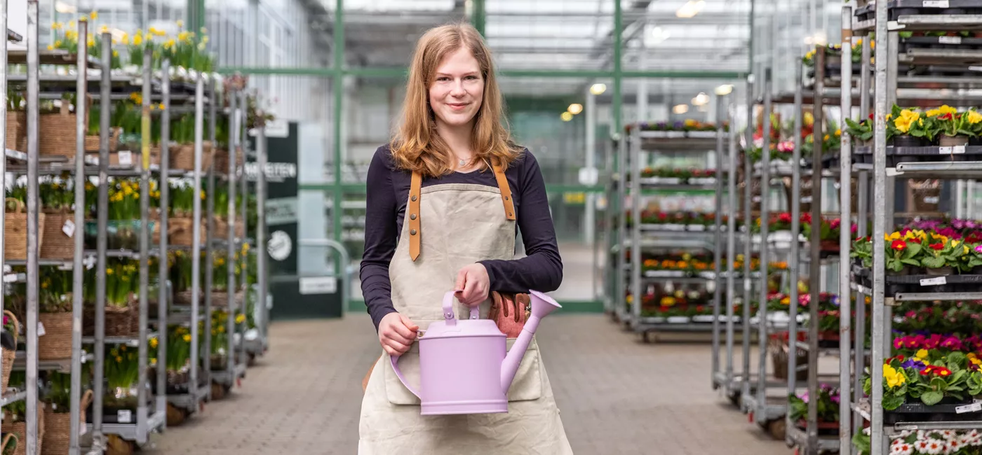 Einkauf im Pflanzengroßmarkt - Frau mit Gießkanne