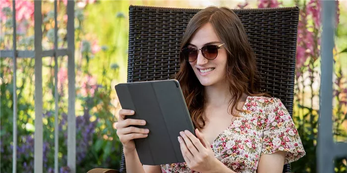 Frau mit Tablet im Garten